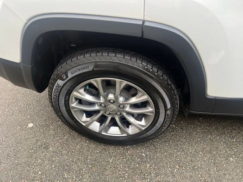Used 2019 Jeep Cherokee Latitude Plus AWD/4WD image 11