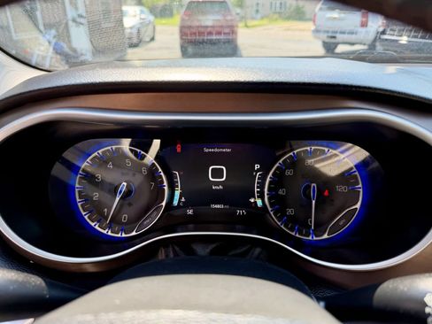 Used 2017 Chrysler Pacifica Touring-L Plus FWD image 14