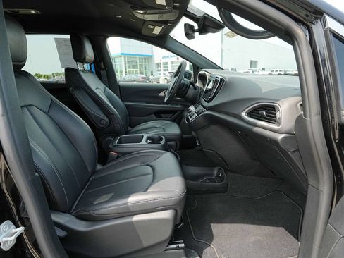 Used 2026 Chrysler Pacifica Select FWD image 21