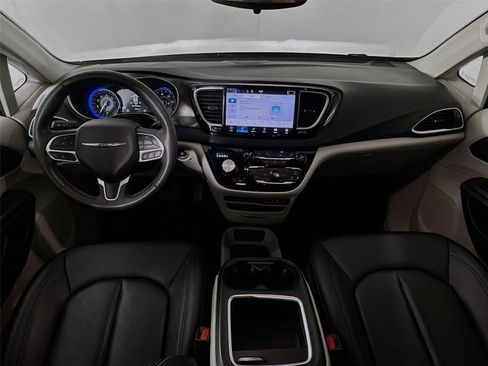 Used 2024 Chrysler Pacifica Touring-L image 31