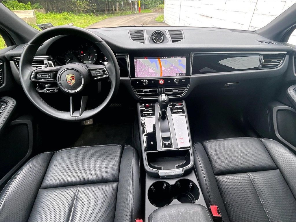 Certified 2025 Porsche Macan AWD/4WD image 18