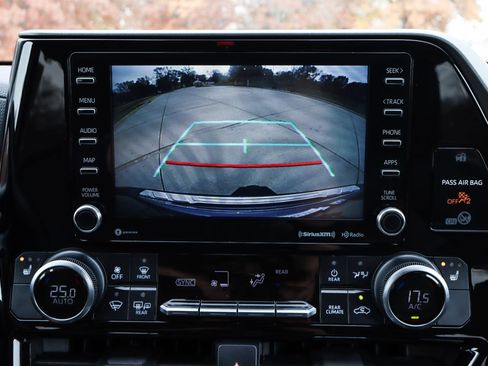 Used 2020 Toyota Highlander XLE image 9