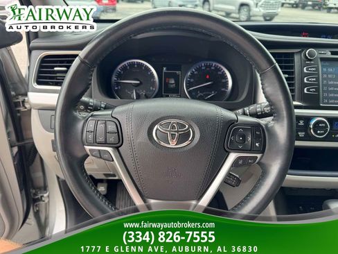 Used 2019 Toyota Highlander XLE FWD image 19