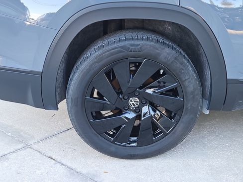 Certified 2025 Volkswagen Atlas SE image 6