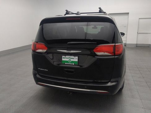 Used 2017 Chrysler Pacifica Touring-L w/ Tire & Wheel Group image 7