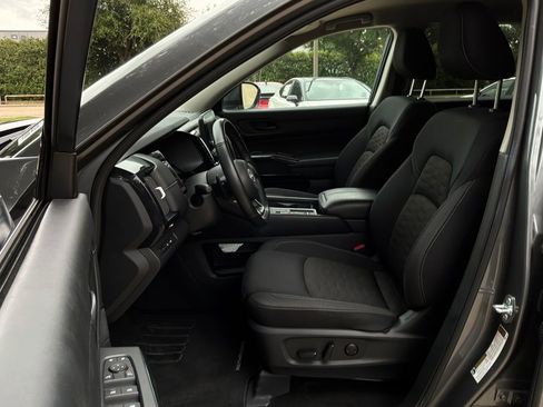Used 2025 Nissan Pathfinder SV FWD image 10