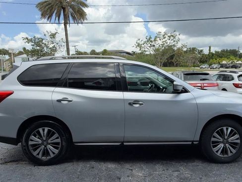 Used 2017 Nissan Pathfinder SV FWD image 6