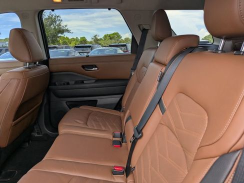 Used 2024 Nissan Pathfinder Platinum w/ Black Appearance Package FWD image 18