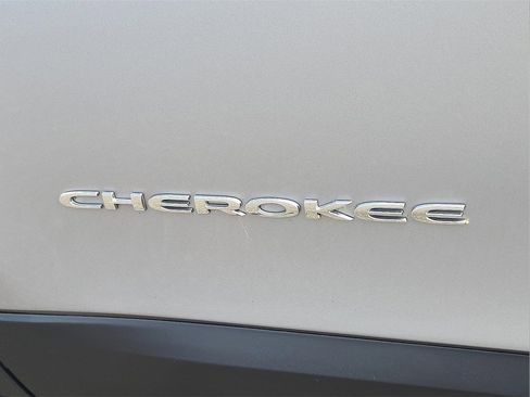 Used 2020 Jeep Cherokee Latitude Plus image 28