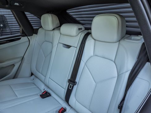 Certified 2026 Porsche Macan S AWD/4WD image 18