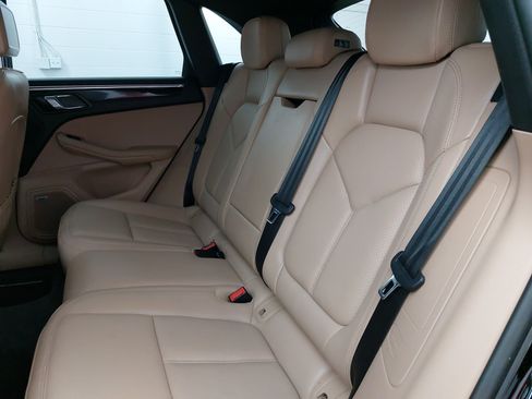 Certified 2023 Porsche Macan AWD/4WD image 16