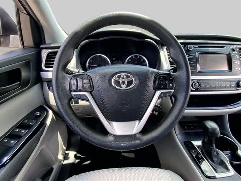 Used 2019 Toyota Highlander LE FWD image 6