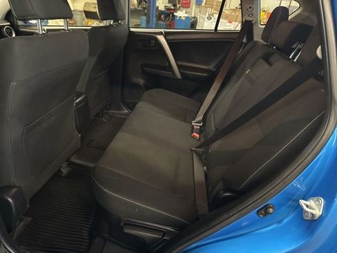 Used 2018 Toyota RAV4 LE AWD/4WD image 21