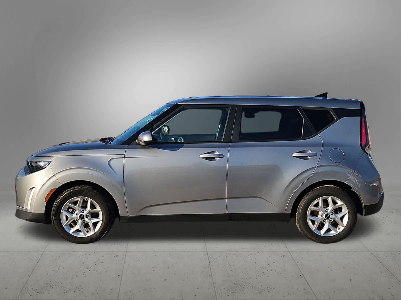 Used 2024 Kia Soul LX w/ Option Group 015 FWD image 3