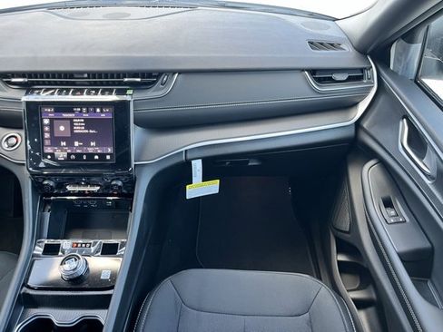 New 2025 Jeep Grand Cherokee Laredo image 9