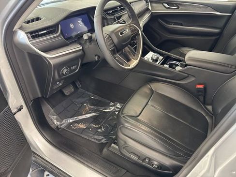 Used 2023 Jeep Grand Cherokee Limited w/ Luxury Tech Group II image 15