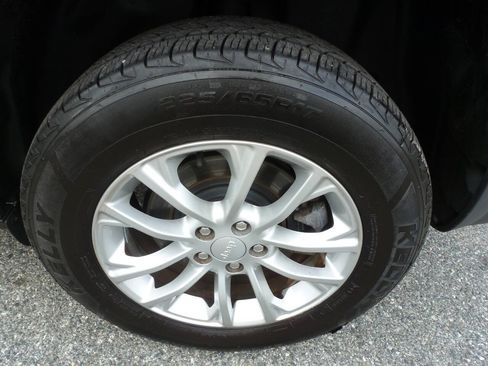 Used 2019 Jeep Cherokee Latitude w/ Cold Weather Group AWD/4WD image 15