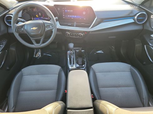 Used 2025 Chevrolet Trax LT FWD image 17