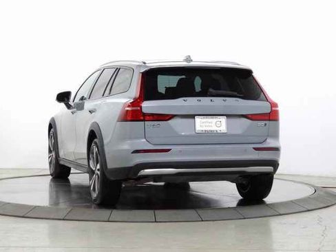 Used 2025 Volvo V60 B5 Cross Country Plus image 7