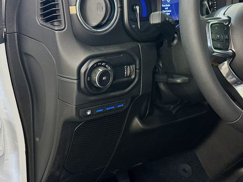 Used 2024 Jeep Wrangler Unlimited Sahara w/ Technology Group AWD/4WD image 17