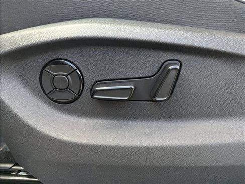 New 2026 Volkswagen Tiguan SE FWD image 11