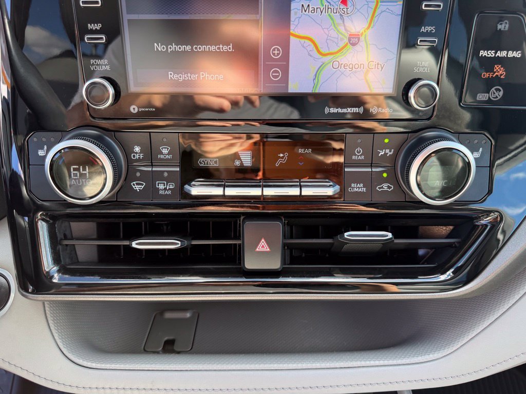 Used 2021 Toyota Highlander XLE AWD/4WD image 22