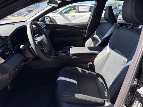 Used 2025 Toyota Camry SE image 11