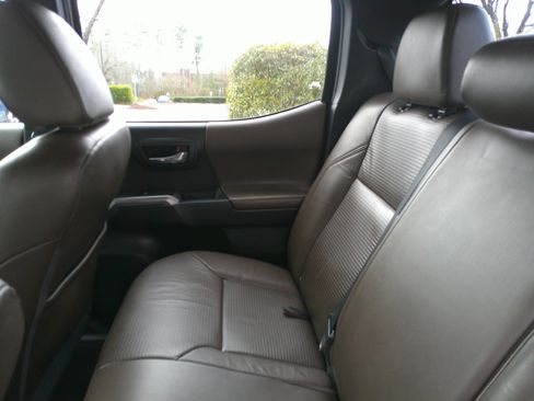 Used 2018 Toyota Tacoma Limited image 29