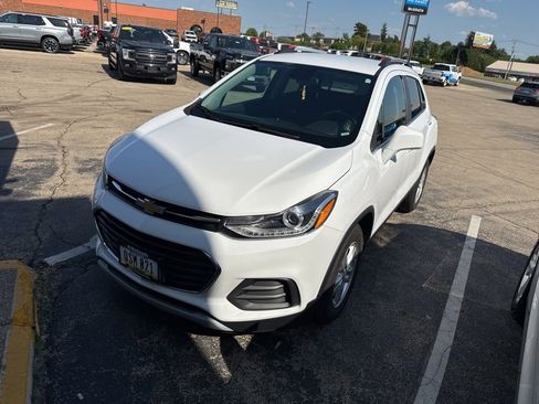 Used 2020 Chevrolet Trax LT w/ LT Convenience Package FWD image 3