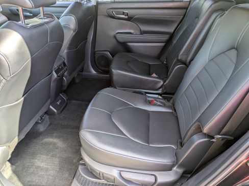 Used 2024 Toyota Highlander XLE FWD image 17