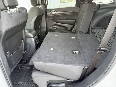 Used 2018 Jeep Grand Cherokee Laredo image 25