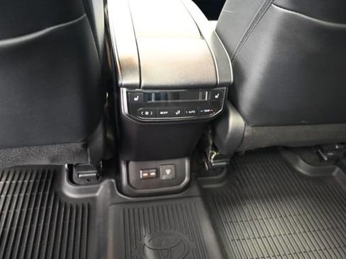 Used 2025 Toyota Highlander Platinum image 29