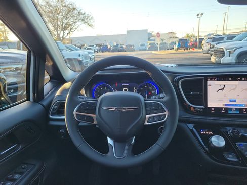 New 2026 Chrysler Pacifica Select image 7