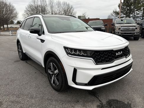 Used 2023 Kia Sorento S w/ Panoramic Sunroof Package image 4