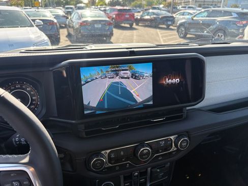 Used 2025 Jeep Wrangler Unlimited Sahara AWD/4WD image 23