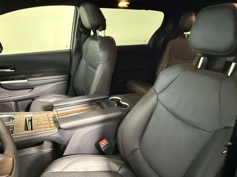 Used 2025 Toyota Sienna Platinum image 31