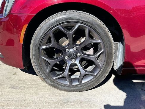 Used 2019 Chrysler 300 Touring w/ Sport Appearance Package RWD image 5