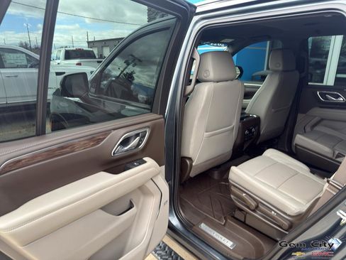 Used 2021 Chevrolet Tahoe Z71 w/ Luxury Package AWD/4WD image 12