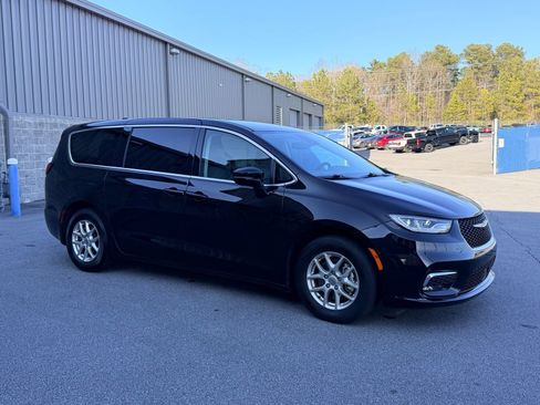 Used 2024 Chrysler Pacifica Touring-L image 12