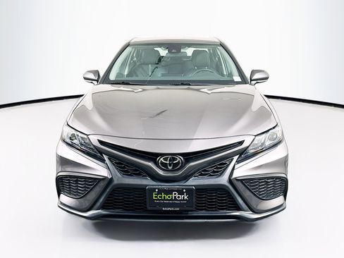 Used 2023 Toyota Camry SE image 2