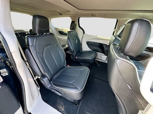 Used 2024 Chrysler Pacifica Limited FWD image 29