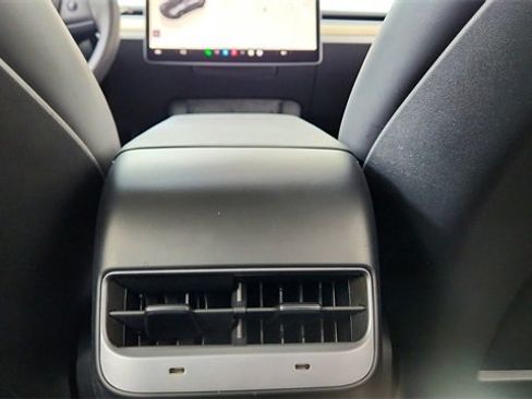 Used 2025 Tesla Model Y Long Range image 36