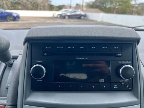 Used 2009 Chrysler Town & Country LX image 23