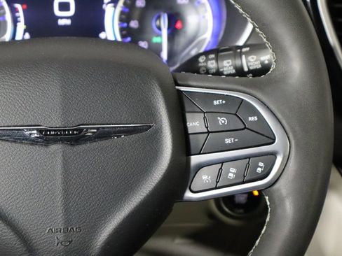 Used 2023 Chrysler Pacifica Touring-L image 10
