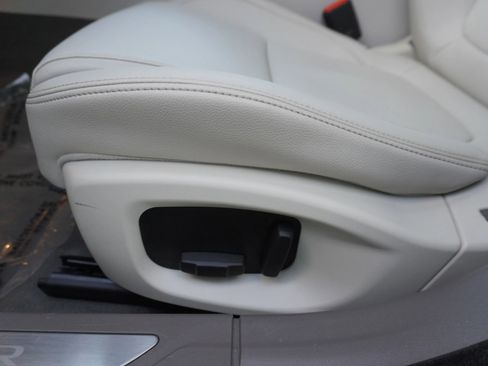 Used 2017 Jaguar XF Premium image 25