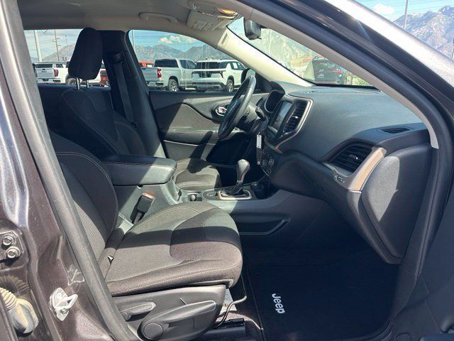 Used 2016 Jeep Cherokee Latitude AWD/4WD image 31