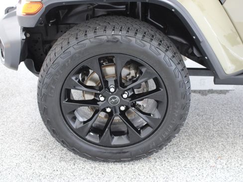 Used 2025 Jeep Gladiator Sport AWD/4WD image 11