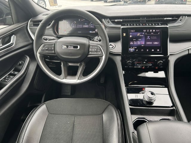 Used 2025 Jeep Grand Cherokee L Altitude RWD image 13