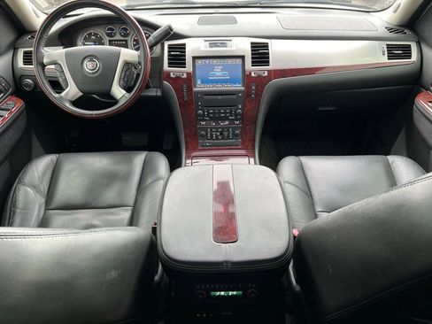 Used 2010 Cadillac Escalade Luxury image 25