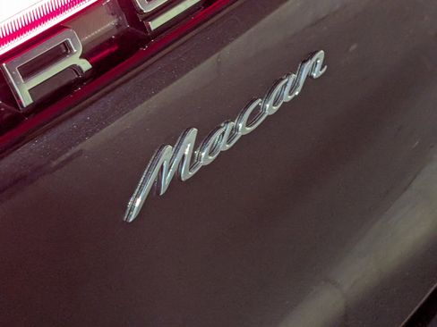 Used 2025 Porsche Macan image 10